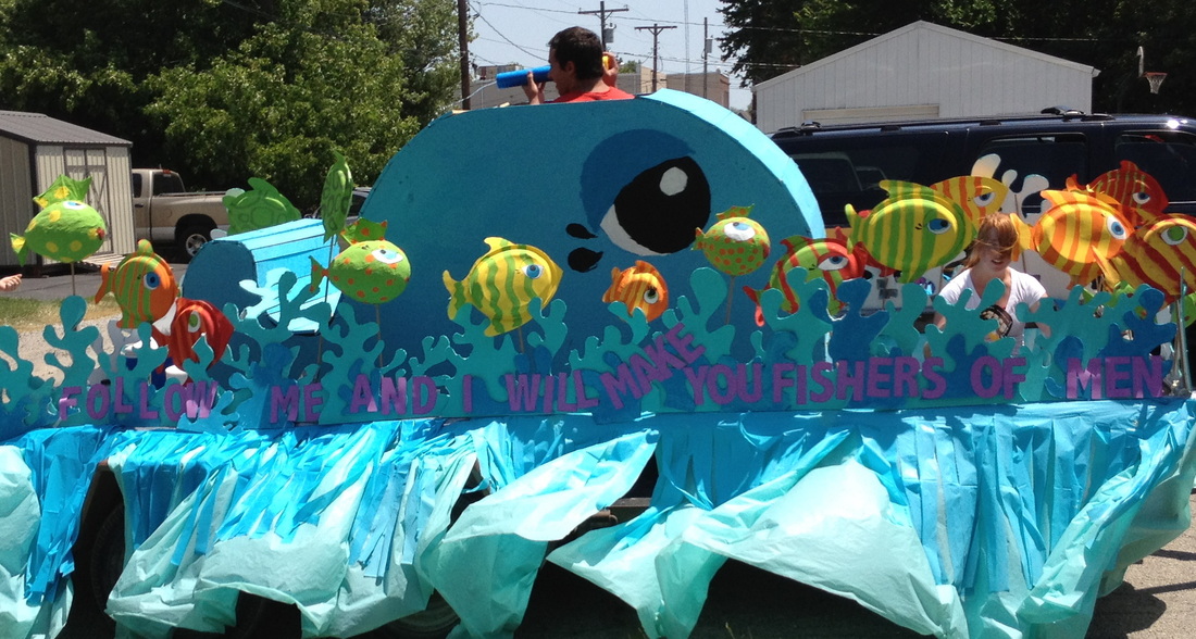 Photo parade float with shoot water • shannon christensen